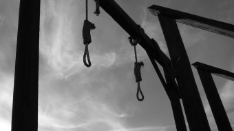 noose-death-penalty-gallows-black-white-execution-hanging-flickr-1600x867