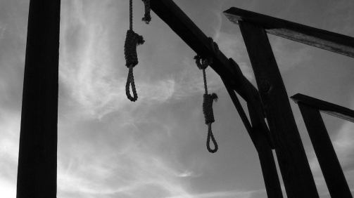 noose-death-penalty-gallows-black-white-execution-hanging-flickr-1600x867